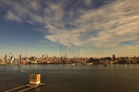 Foto de Skyline de Nueva York. Vista de Manhattan desde Jersey, rascacielos de Nueva York. Vista aérea de Gran Manzana. Panorama de Nueva York desde Hudson. Monumento al paisaje urbano. Lower Manhattan NY. Skyline de Nueva York con Urban - Imagen libre de derechos