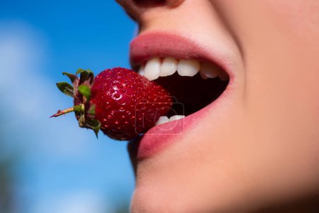 Téléchargez les photos : Fruits sexy d'été. Fraise dans les lèvres. Fraise rouge dans la bouche des femmes gros plan - en image libre de droit