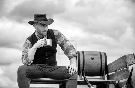 Foto de Retrato de granjero o vaquero sosteniendo taza de café o té al aire libre - Imagen libre de derechos