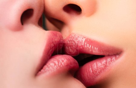 Foto de Pareja de Teniente. Besos de lesbianas. Beso labios rojos. Sexy boca - Imagen libre de derechos