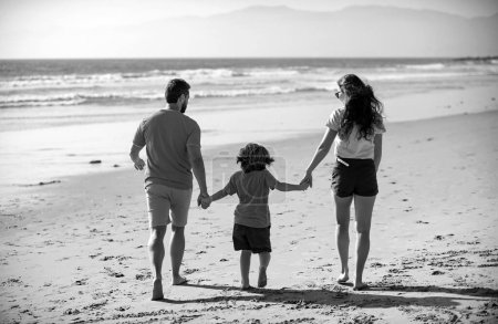 Foto de Padre madre e hijo en la playa de verano al atardecer. Concepto de familia amistosa. Vacaciones de verano en Fiji - Imagen libre de derechos