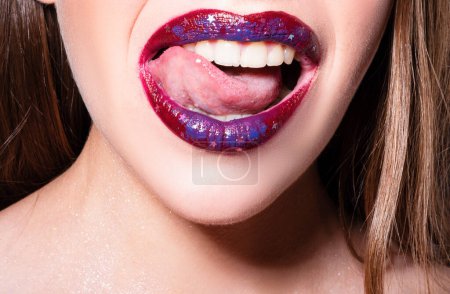 Téléchargez les photos : Gros plan de bouche ouverte sexy avec la langue lécher les dents blanches. Des lèvres rouges sensuelles. lèvres sexy, sucer - en image libre de droit
