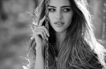 Foto de Retrato de una mujer joven, primer plano de la cara de la mujer hermosa al aire libre. Modelo femenino alegre - Imagen libre de derechos