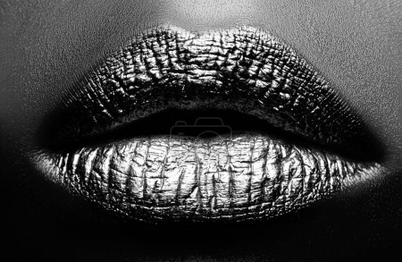 Téléchargez les photos : Maquillage des lèvres dorées. Invente des idées de lèvres. Rouge à lèvres lumineux coloré concept d'art d'or - en image libre de droit