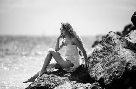 Téléchargez les photos : Jeune femme sexy en mer. Plage d'été fille sensuelle. Fille en robe blanche sur les vacances à la plage tropicale - en image libre de droit
