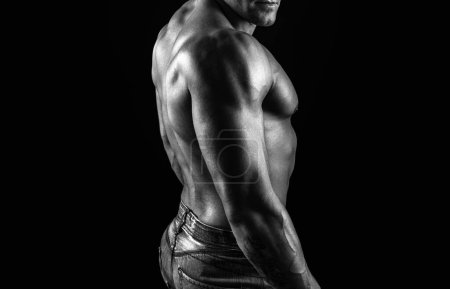 Foto de Hombre con cuerpo sexy. Modelo masculino fuerte del músculo despojado en ropa interior negra en el balck aislado - Imagen libre de derechos