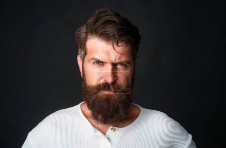 Foto de Joven hombre guapo con barba larga, bigote y peinado de moda - Imagen libre de derechos