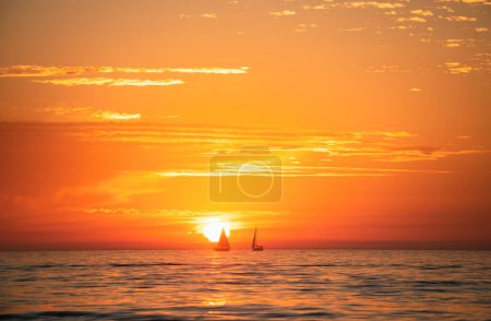 Foto de Paisaje marino amanecer dorado sobre el mar. Naturaleza paisaje. Hermoso color naranja y amarillo en la puesta de sol del océano. Paisaje marino con cielo dorado y nubes - Imagen libre de derechos