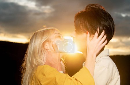 Téléchargez les photos : Un baiser sensuel. Homme embrassé tendre femme. - en image libre de droit