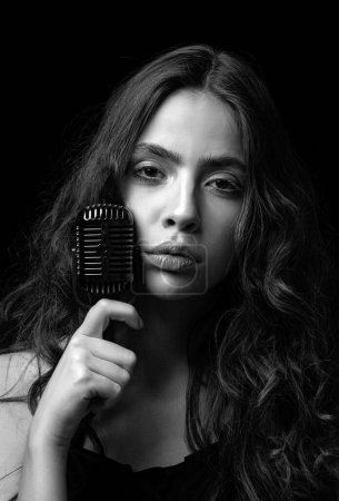 Téléchargez les photos : Femme karaoké. Chanteuse avec microphone. Sensuelle chanteuse vintage. Concert chanter - en image libre de droit