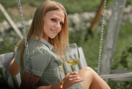 Foto de Vino hecho a mano de uva blanca. Mujer joven degustación de vino o jugo de uvas - Imagen libre de derechos