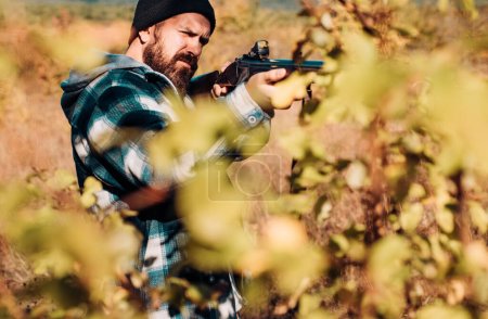 Foto de Hunter con una escopeta en una ropa de tiro tradicional. Hunter con escopeta a la caza. Hombre sosteniendo escopeta - Imagen libre de derechos