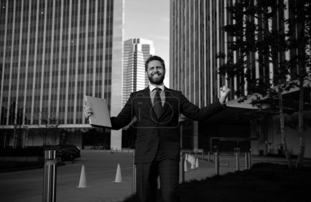 Foto de Retrato de hombre de negocios frente a la oficina moderna - Imagen libre de derechos