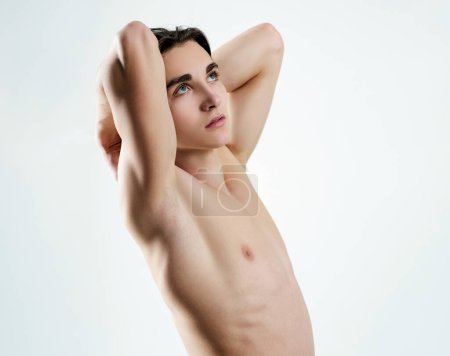Téléchargez les photos : Jeune homme au corps musclé et au torse nu - en image libre de droit