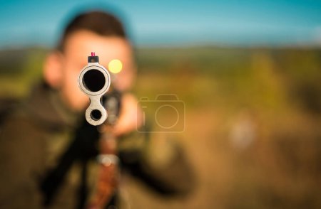 Foto de Hunter con escopeta a la caza. Un cañón de un arma. Rastrea. Copia espacio para texto. Pistola de caza - Imagen libre de derechos