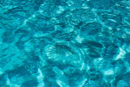 Téléchargez les photos : Arrière-plan d'eau, vagues ondulées. Modèle de piscine bleue. Surface de la mer. Eau dans la piscine avec reflet solaire. Bannière avec espace de copie - en image libre de droit