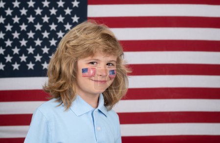 Foto de Día de la Independencia 4 de julio. Niño con bandera americana. Bandera americana en la mejilla de los niños. Cuatro de julio y concepto de niños - Imagen libre de derechos