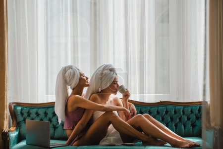 Foto de Amar lesbianas pareja niñas beber café abrazo en la cama. Sexy novias enamoradas en casa pasar la mañana juntos. Mujer en el ocio americano, chicas de vacaciones - Imagen libre de derechos
