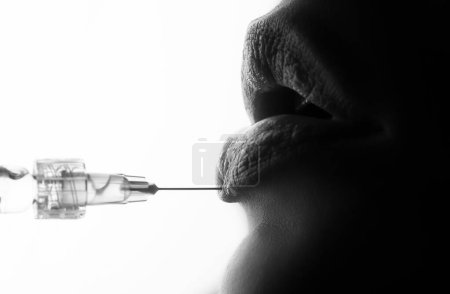 Foto de Jeringa para aumento de labios. Boca femenina, inyección de ácido hialurónico, aumento. Cambios de edad. Cosmetología Tratamiento - Imagen libre de derechos