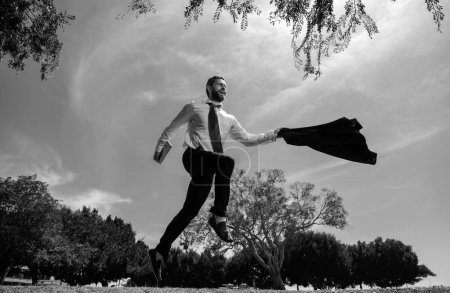 Foto de Emocionado hombre de negocios corriendo rápido, corriendo y saltando - Imagen libre de derechos
