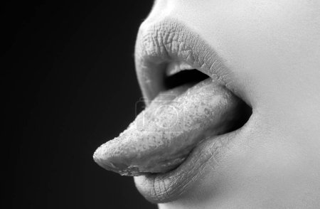 Téléchargez les photos : Sensuelle bouche séduisante gros plan. Femme montre langue sexy - en image libre de droit