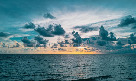 Foto de Playa de mar con puesta de sol o salida del sol. Nube sobre el mar del atardecer. Puesta de sol en la playa tropical. Naturaleza puesta del sol paisaje de hermoso mar tropical - Imagen libre de derechos