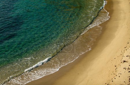 Foto de Olas en el océano. Ondas marinas turquesas. Hermosas olas marinas con espuma de color azul y turquesa - Imagen libre de derechos