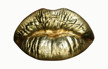 Foto de Primeros planos de labios rellenos femeninos con maquillaje de color oro. Cosmética de brillo dorado. Brillante estilo navideño para labios sexys. Labio de metal dorado. Aislado sobre blanco - Imagen libre de derechos