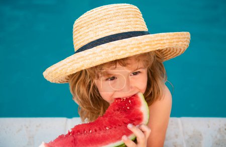 Téléchargez les photos : Enfant heureux avec une tranche de pastèque fraîche et douce souriante, tout en nageant dans la piscine le jour de l'été - en image libre de droit
