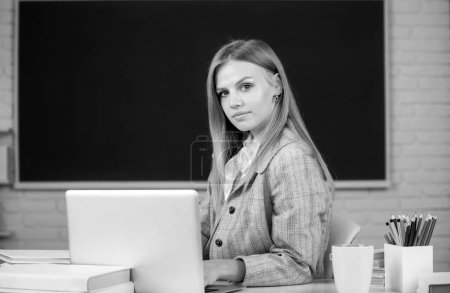 Foto de Estudiante universitaria que trabaja en una computadora portátil en clase, preparándose para un examen. Webinar e-learning en la escuela, educación a distancia - Imagen libre de derechos