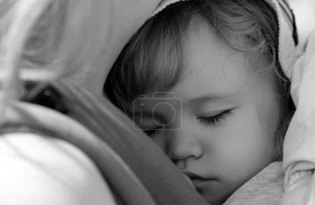 Foto de Baby sleeping in the bed. Kids sleepy face, child sleep. Closeup face - Imagen libre de derechos