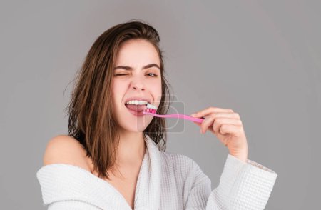 Foto de Retrato de belleza de una hermosa mujer feliz cepillándose los dientes con un cepillo de dientes de fondo aislado. Diente blanco - Imagen libre de derechos