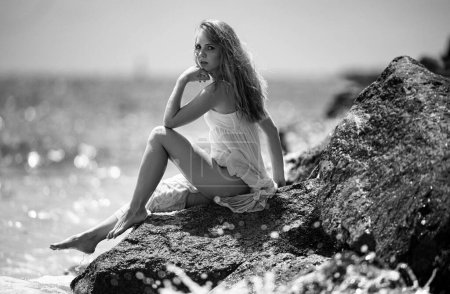 Téléchargez les photos : Belle fille sexy sur la plage de la mer rocheuse. Portrait de mode du modèle en plein air sur la plage - en image libre de droit