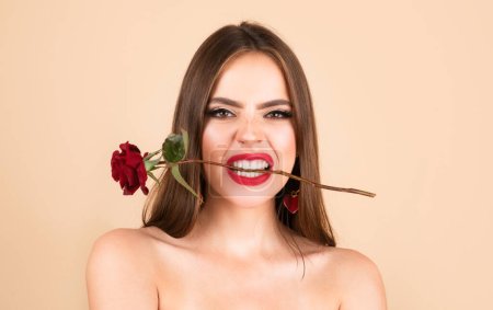 Téléchargez les photos : Femme de beauté avec fleur de rose, belle fille de la mode, portrait headshot. Jour d'anniversaire - en image libre de droit