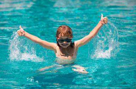Téléchargez les photos : Enfant dans la piscine. Souriant petit garçon mignon dans les lunettes de soleil dans la piscine en journée d'été - en image libre de droit