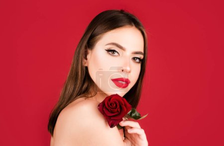 Téléchargez les photos : Portrait of attractive woman beauty girl with red rose - en image libre de droit