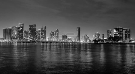 Téléchargez les photos : Miami city. Panorama de Miami au crépuscule avec des gratte-ciel au-dessus de la mer. Sanset de nuit au centre ville - en image libre de droit