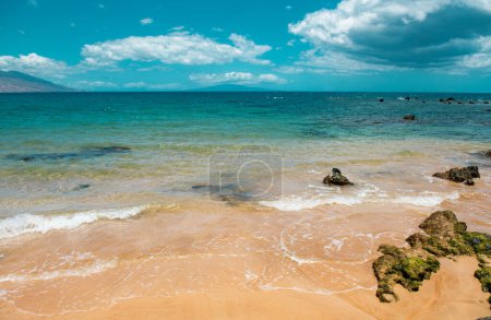 Téléchargez les photos : Plage de sable doré, eau de mer turquoise. Vue panoramique sur la mer. Fond naturel pour les vacances d'été - en image libre de droit