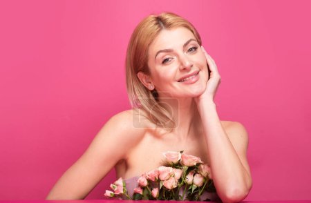Téléchargez les photos : Portrait de femme séduisante avec rose rose. Belle fille de la mode, portrait headshot. Concept cosmétique parfum. Nofilter peau inchangée - en image libre de droit
