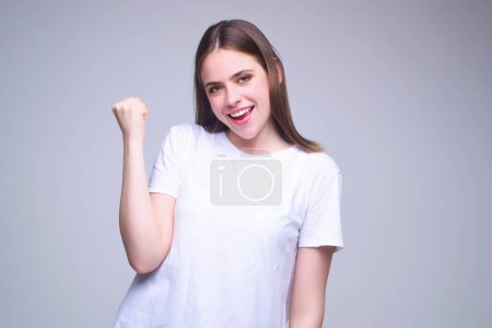Foto de Retrato de una joven excitada con expresión asombrada, cara excitada. Emoción gente. Chica emocionada haciendo gesto ganador, sonriendo y gritando por el éxito. Ganar con éxito y celebrar la victoria - Imagen libre de derechos