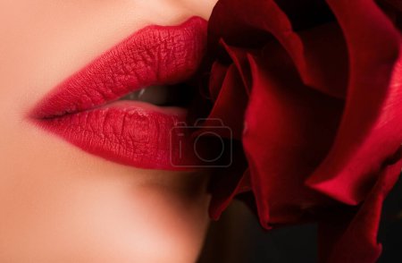 Téléchargez les photos : Gros plan des lèvres rouges brillantes féminines. Belle femme lèvres avec rose - en image libre de droit