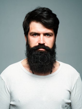 Foto de Peluquero con barba larga y bigote en barbería. Hombre barbudo - Imagen libre de derechos