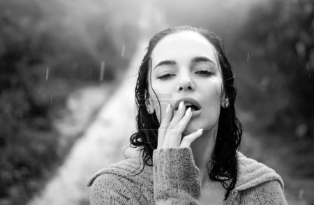 Téléchargez les photos : Femme sensuelle debout sous la pluie criant et appréciant. Portrait de jeune belle femme debout dans la rue profitant de la pluie tombant sur elle.Rafraîchissements profitant concept de vie. Vue sexy - en image libre de droit