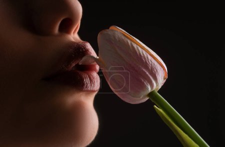 Téléchargez les photos : Lèvres femelles et fleur de printemps. femme sexy bouche et fleurs. sexe oral, orgasme, pipe, lécher la fleur. lèvres fille avec des tulipes - en image libre de droit