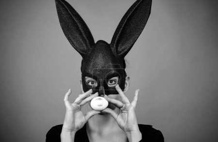 Foto de Los labios y la Pascua, lápiz labial beso huella en huevo de Pascua. Conejita de Pascua mujer, conejo y niña. Chica con orejas de conejo de encaje - Imagen libre de derechos