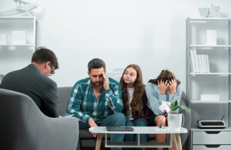 Foto de Psicólogo ayudando a la familia joven con un niño a resolver los problemas de los adolescentes. Terapia familiar, concepto de servicio social - Imagen libre de derechos
