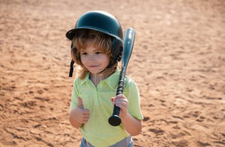 Foto de Niño posando con un bate de béisbol. Retrato de niño jugando béisbol - Imagen libre de derechos