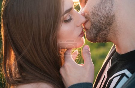 Foto de Sexy pareja beso labios. Día de San Valentín, romántico y fecha - Imagen libre de derechos