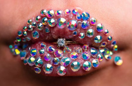 Foto de Labios de mujer con anillo de diamantes. Mujeres sensuales abren la boca. Rico y sexy. De cerca, macro con hermosas bocas - Imagen libre de derechos