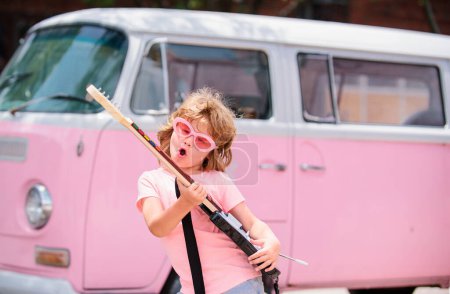 Téléchargez les photos : Enfant sautant, petit guitariste rock excité avec guitare - en image libre de droit